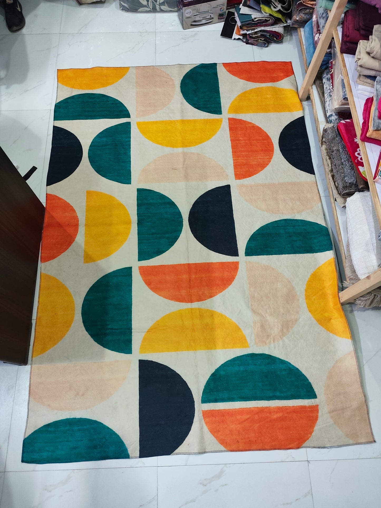 Printed Flat Room Carpet, Plain Rug for Living Room – 5x7 Feet (Multicolour)