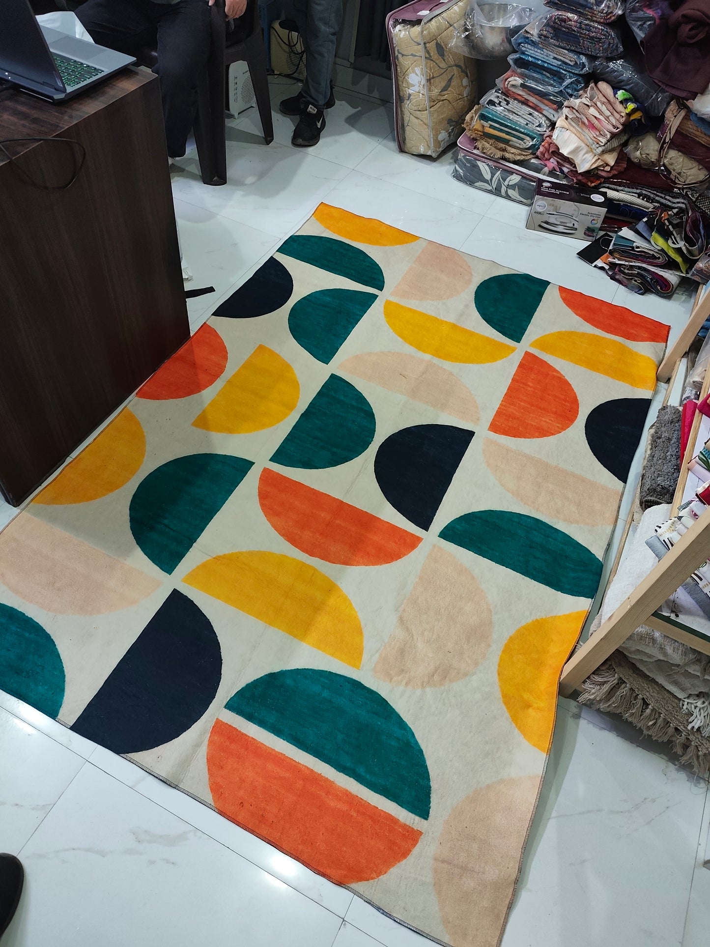 Printed Flat Room Carpet, Plain Rug for Living Room – 5x7 Feet (Multicolour)